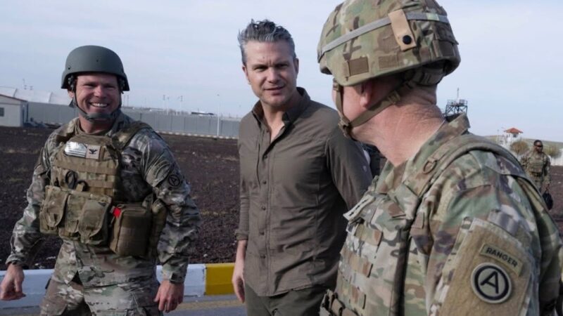 Pete Hegseth alături de militari americani