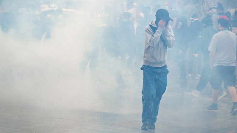 Manifestant printre gaze lacrimogene la un protest din Paris