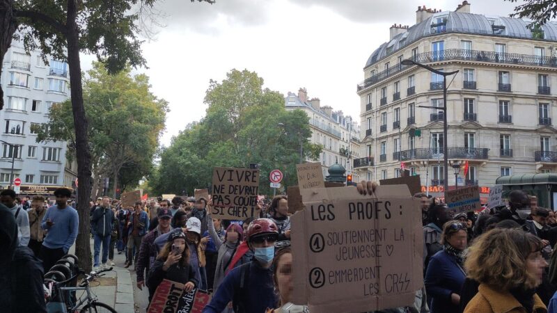 Manifestanți la Paris cu pancarte împotriva costului vieții