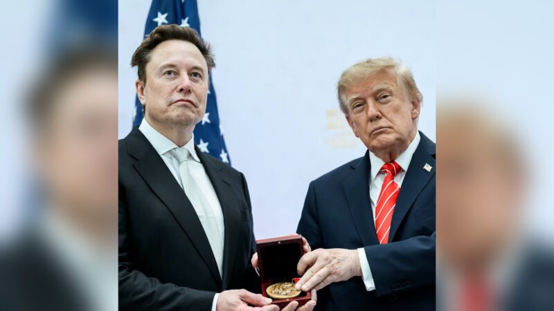 Donald Trump îi înmânează lui Elon Musk Medalia Națională pentru Știință