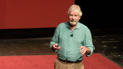 Christopher Gardner, profesor de nutriție la Stanford, vorbind pe scenă în octombrie 2024