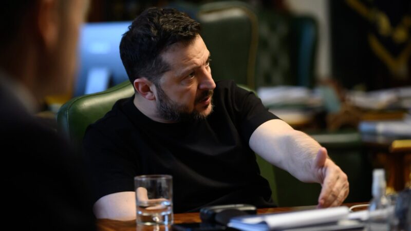 Volodimir Zelenski într-o ședință la Kiev