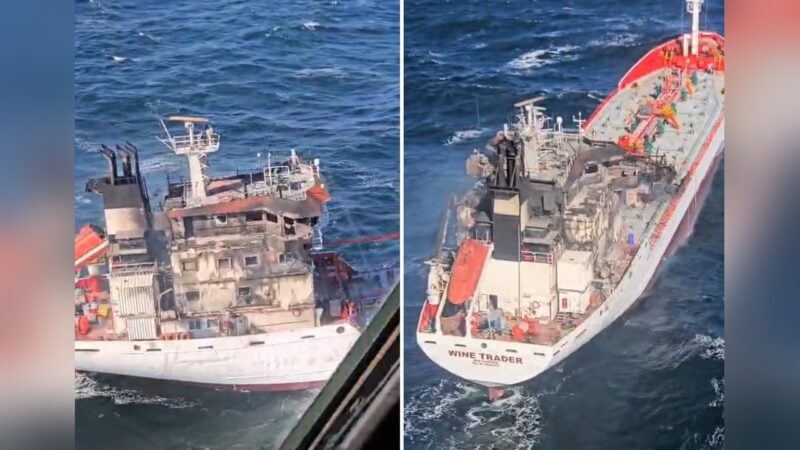 Nava Wine Trader, cu suprastructura arsă, fotografiată din elicopter în largul Sulinei